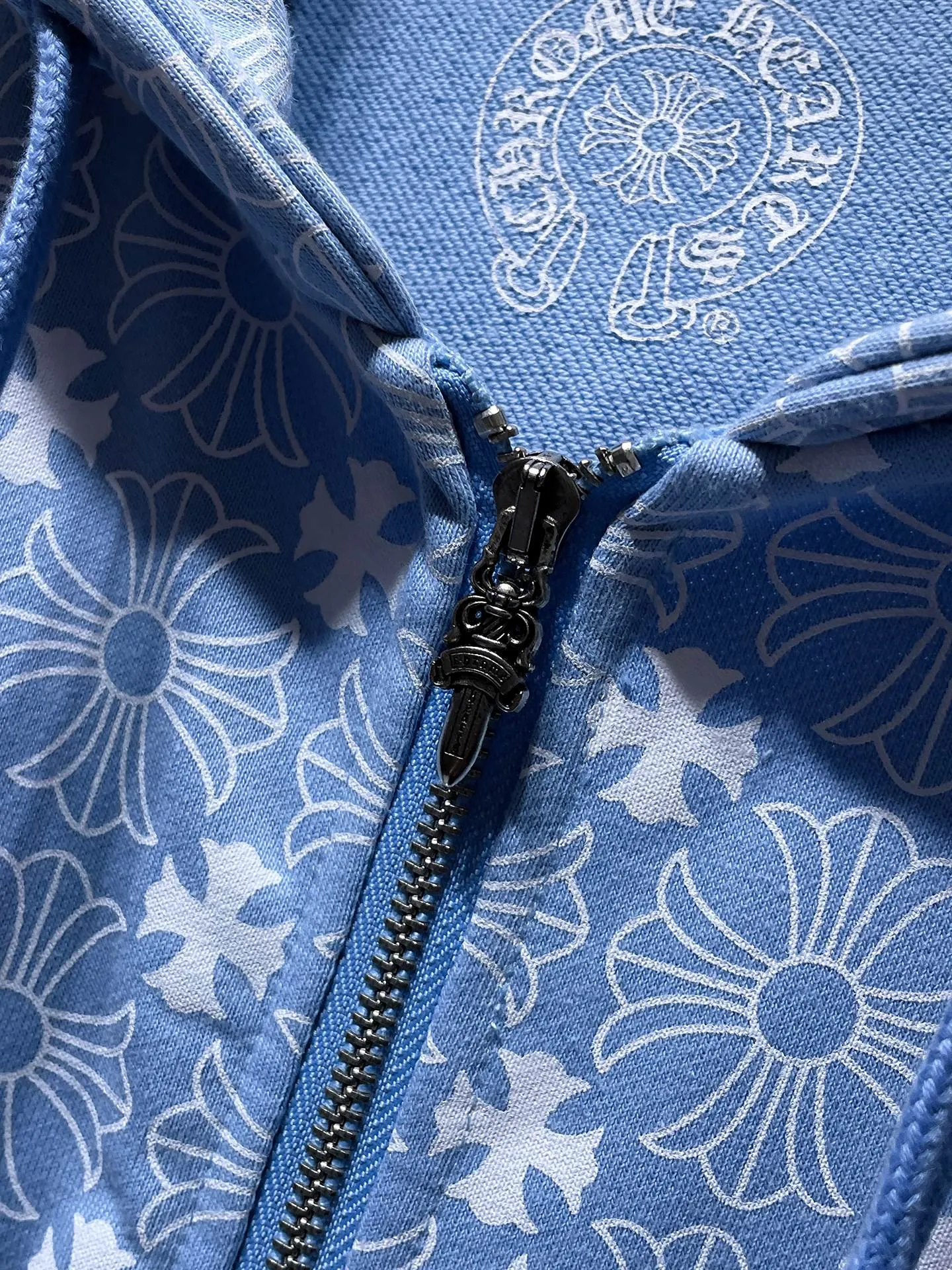 P260 Chrome Hearts Autumn and Winter 2025 Counter Synchronization ❤️ Chrome Hearts Horseshoe Dark Pattern Logo Blue Zipper Sweater Improved Customized Version 1:1 High Weight High Quality Fabric Recommended Colors: Customized Blue Customized Green Customized Orange Sizes: S, M, L, XL